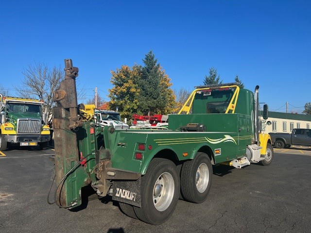 
2011 FREIGHTLINER DD15 ” BRAND NEW ONE BOX” full									