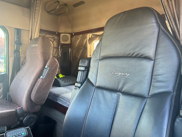 
2011 FREIGHTLINER DD15 ” BRAND NEW ONE BOX” full									