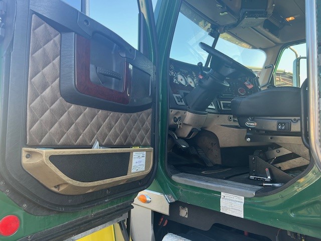 
2011 FREIGHTLINER DD15 ” BRAND NEW ONE BOX” full									